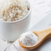 Reissirup-Pulver oder Maltodextrin in einem Holzlöffel