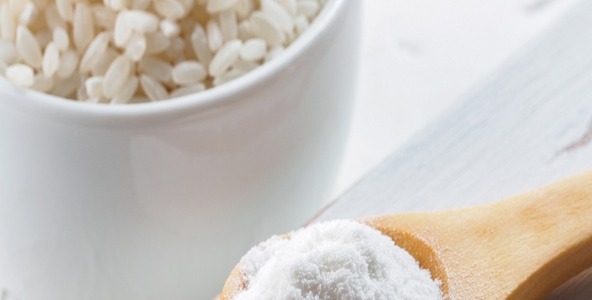 Reissirup-Pulver oder Maltodextrin in einem Holzlöffel